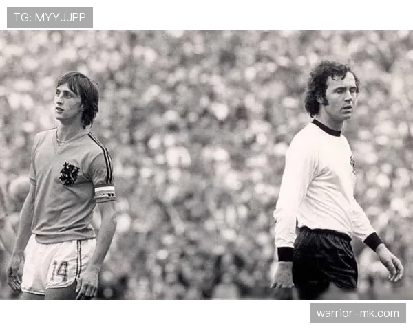 克鲁伊夫：足球革命先驱，重塑现代足球的传奇历程